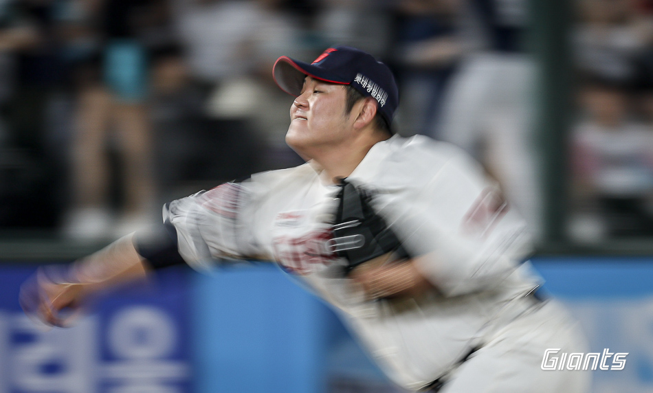 롯데 투수 한현희는 17일 울산 문수야구장에서 열린 '2024 신한 SOL Bank KBO 리그' 두산과 주중 3연전 두 번째 경기에서 구원 등판했다. 이날 1⅔이닝 무실점으로 팀 승리에 보탬이 됐다. 롯데 자이언츠 