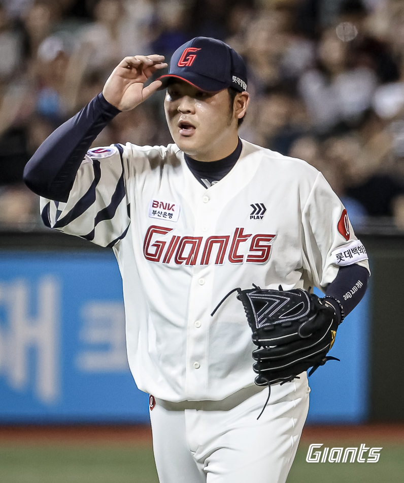 롯데 투수 한현희는 17일 울산 문수야구장에서 열린 '2024 신한 SOL Bank KBO 리그' 두산과 주중 3연전 두 번째 경기에서 구원 등판했다. 이날 1⅔이닝 무실점으로 팀 승리에 보탬이 됐다. 롯데 자이언츠 