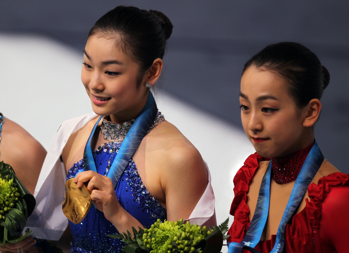 김연아(왼쪽)과 아사다 마오가 2010년 밴쿠버 동계올림픽에서 각각 금메달과 은메달을 차지한 뒤 포즈를 취하고 있다. 연합뉴스