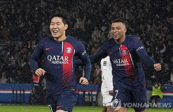 PSG 소식에 능통한 자멜은 17일 자신의 SNS를 통해 '이강인이 오늘 훈련에 복귀할 예정이었으나 그는 참여하지 않았다. 이강인 일정을 다시 확인해야 한다'고 했다. 이강인이 뉴캐슬행을 원한다는 보도까지 나와 그의 행동에 시선이 쏠렸으나 휴식 위한 단순 불참이었다. 연합뉴스