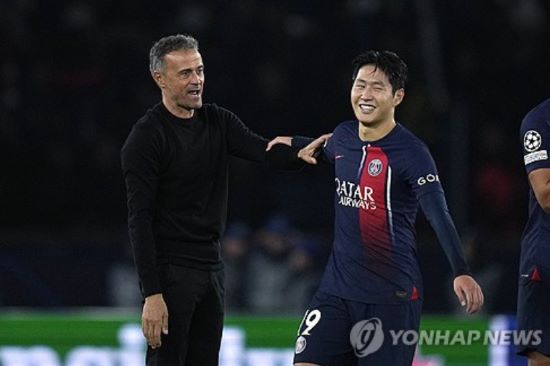 PSG 소식에 능통한 자멜은 17일 자신의 SNS를 통해 '이강인이 오늘 훈련에 복귀할 예정이었으나 그는 참여하지 않았다. 이강인 일정을 다시 확인해야 한다'고 했다. 이강인이 뉴캐슬행을 원한다는 보도까지 나와 그의 행동에 시선이 쏠렸으나 휴식 위한 단순 불참이었다. 연합뉴스