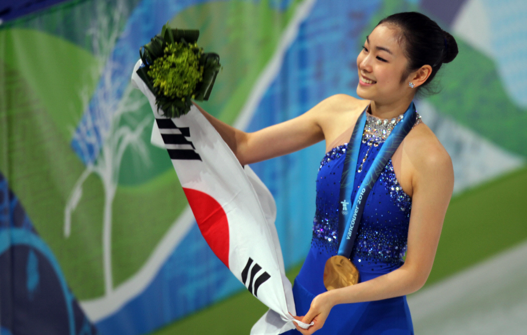 김연아가 2010년 밴쿠버 올림픽 피겨 여자 싱글에서 금메달을 따낸 뒤 관중석을 돌며 화답하고 있다. 연합뉴스