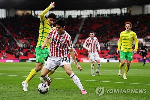 유럽 빅리그 러브콜을 받고 있는 스토크 시티 배준호가 프리시즌 첫 경기부터 득점포를 가동했다. 배준호는 18일(한국시간) 아일랜드 코크에 위치한 터너 크로스 스타디움에서 열린 코크 시티(아일랜드 2부리그)와의 프리시즌 친선 경기에 선발 출전해 멀티골을 터뜨리며 5-0 승리를 도왔다. 연합뉴스