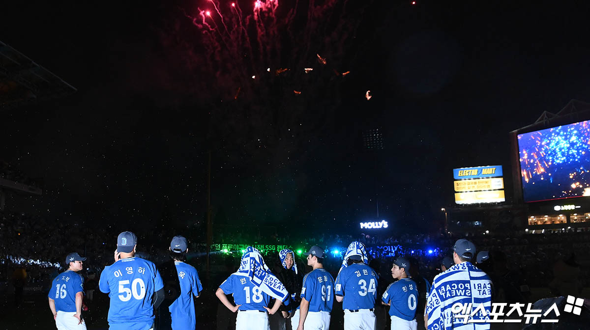 6일 오후 인천SSG랜더스필드에서 열린 '2024 신한 SOL Bank KBO 올스타전' 드림 올스타와 나눔 올스타의 경기, 나눔이 4:2의 스코어로 승리했다. 경기 종료 후 불꽃놀이가 펼쳐지고 있다. 엑스포츠뉴스 DB