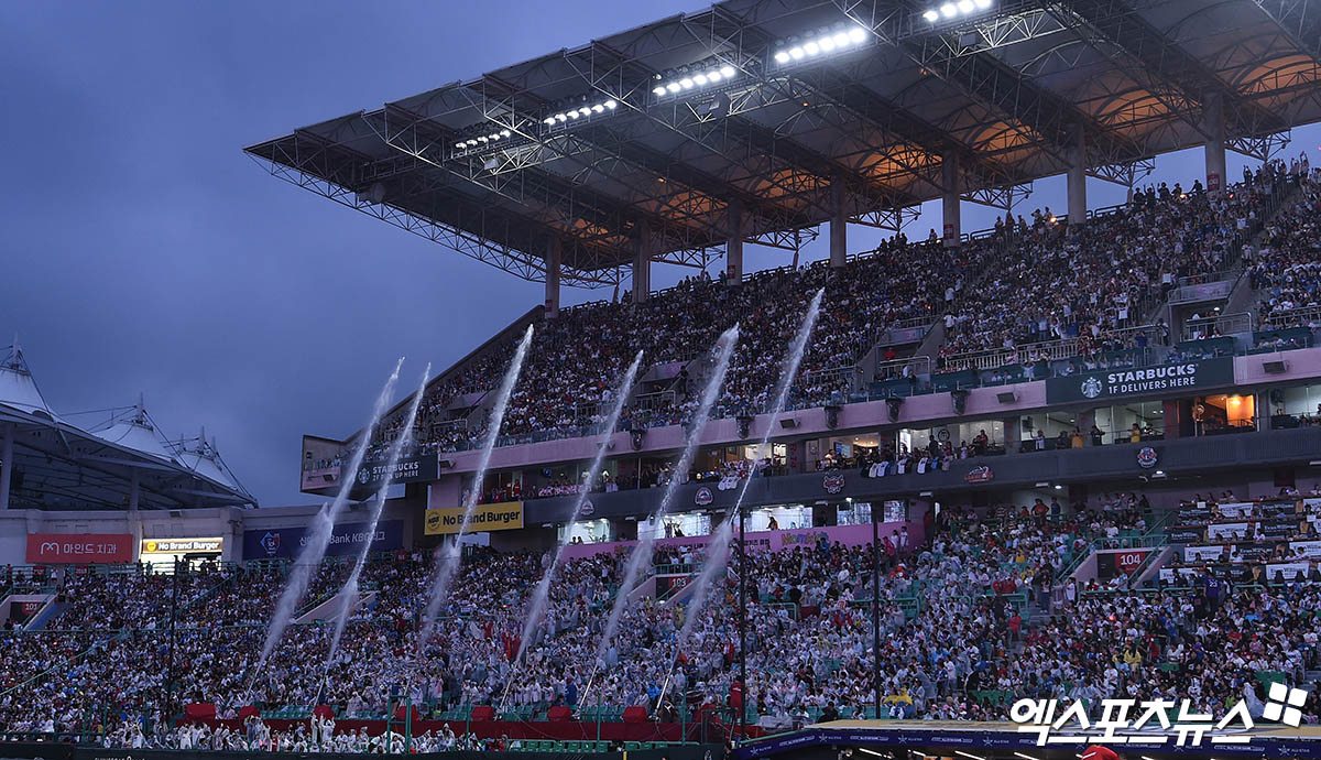 6일 오후 인천SSG랜더스필드에서 열린 '2024 신한 SOL Bank KBO 올스타전' 드림 올스타와 나눔 올스타의 경기, 매진을 기록한 가운데 많은 야구팬들이 워터 페스티벌을 즐기고 있다. 엑스포츠뉴스 DB