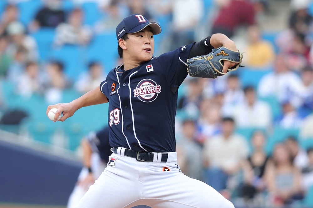 두산 투수 최준호는 17일 울산 문수야구장에서 열린 '2024 신한 SOL Bank KBO 리그' 롯데와 주중 3연전 두 번째 맞대결에서 선발 등판했다. 이날 6이닝 무실점을 기록했지만, 구원진 난조로 승리와 인연을 맺지 못했다. 두산 베어스