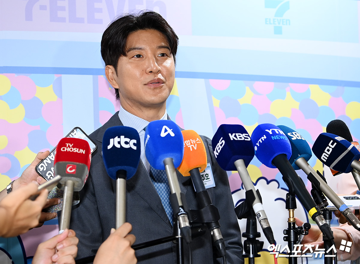 대한축구협회와 전력강화위원회에 대한 박주호의 입장은 그대로였다. 개인 유튜브 채널을 통해 전력강화위원회의 실상을 폭로해 한국 축구계에 큰 파장을 일으킨 박주호가 10일 뒤 공식 석상에서 다시 한번 소신발언을 했다. 축구계 원로인 이회택 OB축구회장이 홍명보 감독을 믿어줘야 한다고 말했지만, 박주호는 뜻을 굽힐 생각이 없었다. 사진 잠실, 고아라 기자