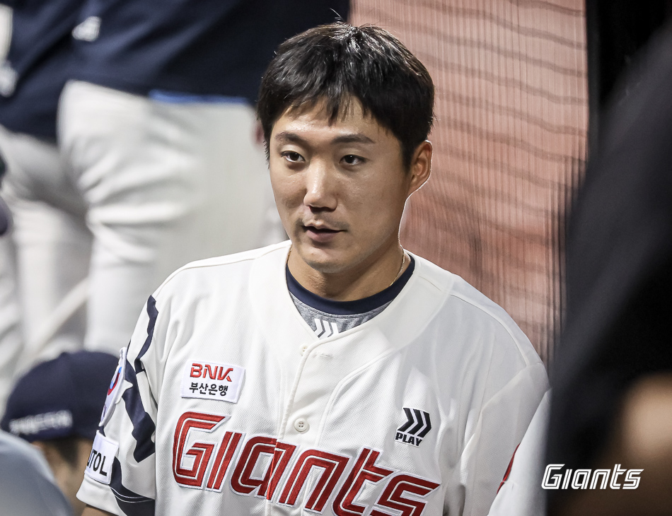 롯데 외야수 추재현은 18일 울산 문수야구장에서 열린 '2024 신한 SOL Bank KBO 리그' 두산과 주중 3연전 마지막 경기를 앞두고 1군 엔트리에 합류했다. 그는 지난 15일 상무 전역 후 롯데로 복귀했다. 롯데 자이언츠