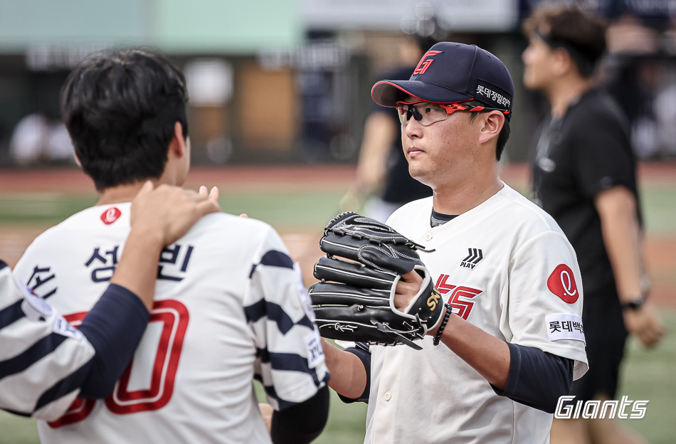 롯데 투수 박세웅(오른쪽)은 18일 울산 문수야구장에서 열린 '2024 신한 SOL Bank KBO 리그' 두산과 주중 3연전 마지막 경기에서 선발 등판했다. 이날 8이닝 3실점을 기록했지만, 타선 침체로 패전 투수가 됐다. 롯데 자이언츠