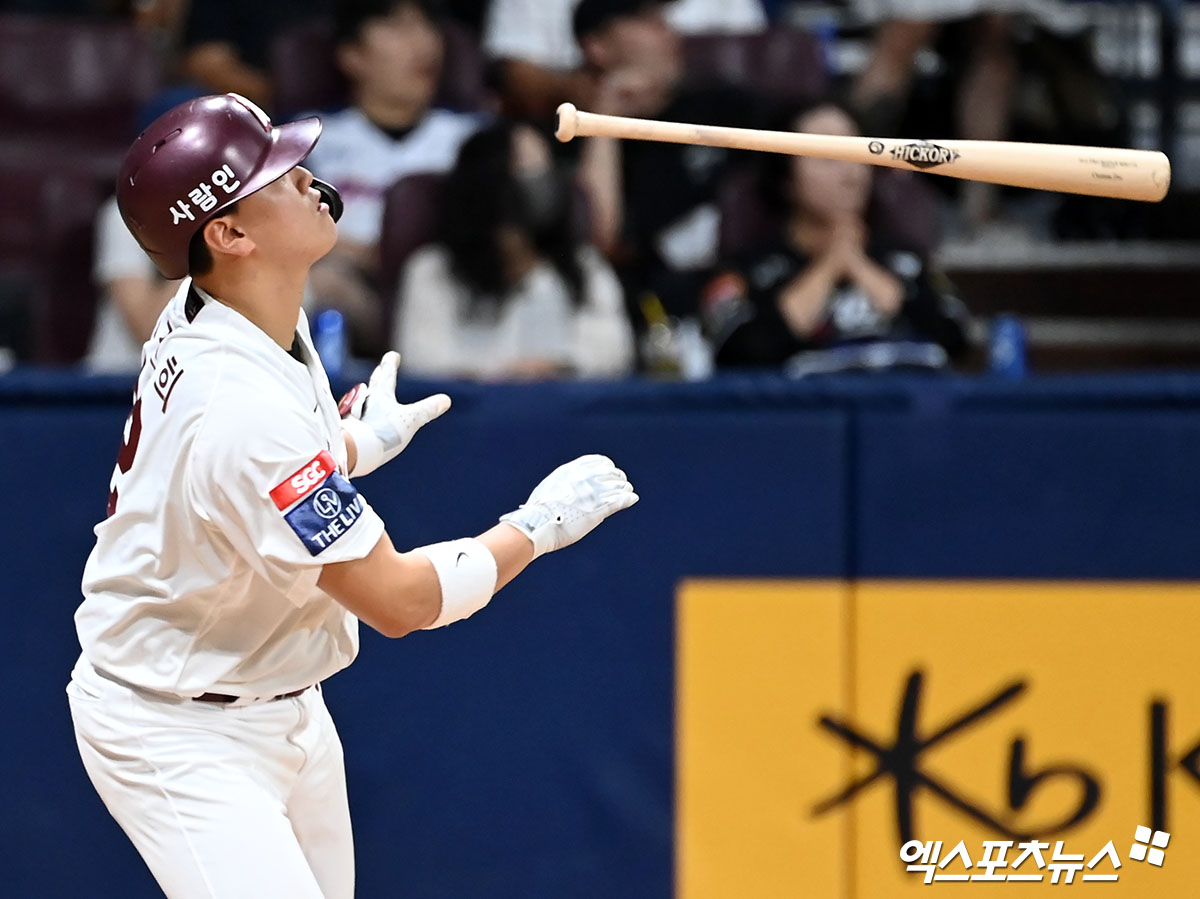 18일 오후 서울 구로구 고척스카이돔에서 열린 '2024 신한 SOL Bank KBO리그' KT 위즈와 키움 히어로즈의 경기, 7회말 2사 1,2루 키움 김건희가 스리런 홈런을 날리고 있다. 고척, 김한준 기자