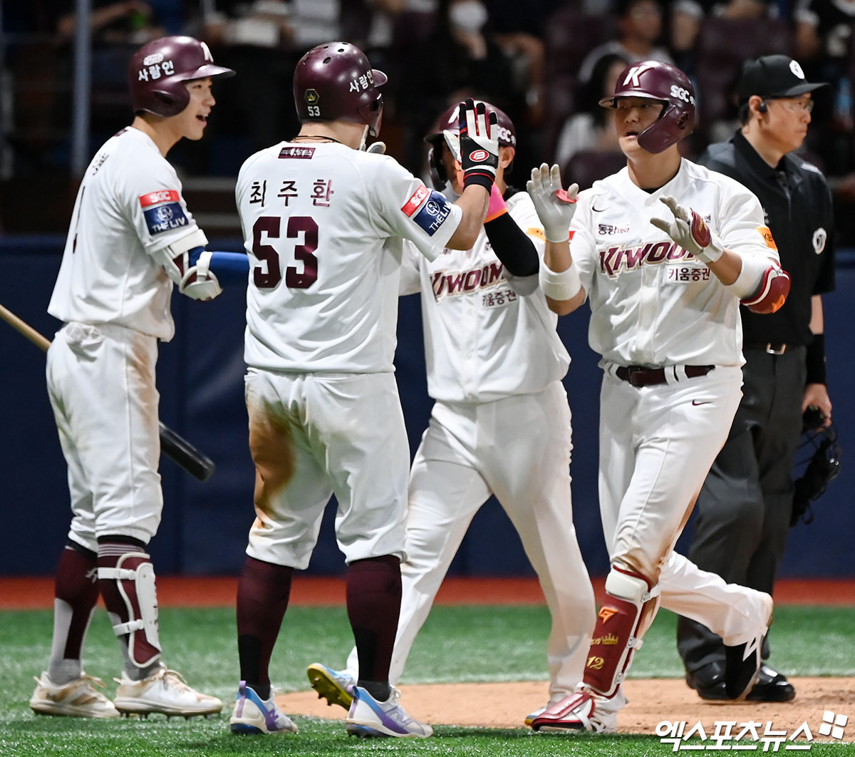 18일 오후 서울 구로구 고척스카이돔에서 열린 '2024 신한 SOL Bank KBO리그' KT 위즈와 키움 히어로즈의 경기, 7회말 2사 1,2루 키움 김건희가 스리런 홈런을 날린 후 축하를 받고 있다. 고척, 김한준 기자