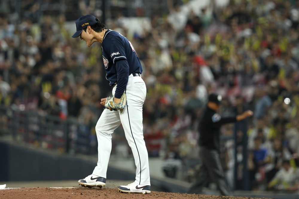 두산 투수 곽빈은 18일 울산 문수야구장에서 열린 '2024 신한 SOL Bank KBO 리그' 롯데와 주중 3연전 마지막 경기에서 선발 등판했다. 이날 7이닝 2실점 호투로 팀 승리에 혁혁한 공을 세웠다. 두산 베어스