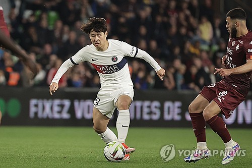 김민재 전 동료 빅터 오시멘(나폴리)에게 이강인의 미래가 걸려 있다. 유럽 축구 이적시장 전문가 파브리치오 로마노는 19일(한국시간) 자신의 소셜네트워크서비스(SNS)를 통해 '오시멘은 파리 생제르맹(PSG)으로 향하는 계약에 동의했다'고 전했다. 이에 따라 나폴리가 원하는 이강인이 트레이드 일환으로 거래에 포함될 가능성이 생겼다. 연합뉴스