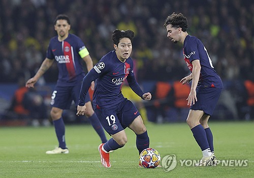 김민재 전 동료 빅터 오시멘(나폴리)에게 이강인의 미래가 걸려 있다. 유럽 축구 이적시장 전문가 파브리치오 로마노는 19일(한국시간) 자신의 소셜네트워크서비스(SNS)를 통해 '오시멘은 파리 생제르맹(PSG)으로 향하는 계약에 동의했다'고 전했다. 이에 따라 나폴리가 원하는 이강인이 트레이드 일환으로 거래에 포함될 가능성이 생겼다. 연합뉴스