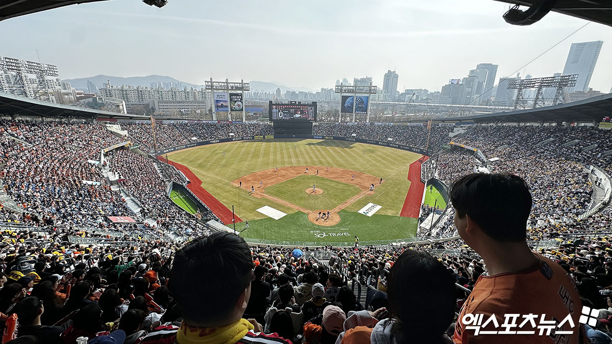 19일 서울 잠실야구장에서 열린 2024 신한 SOL Bank KBO리그 두산 베어스와 LG 트윈스의 경기가 오후 7시 10분 매진됐다. LG 트윈스의 14번째 홈경기 매진. 엑스포츠뉴스DB