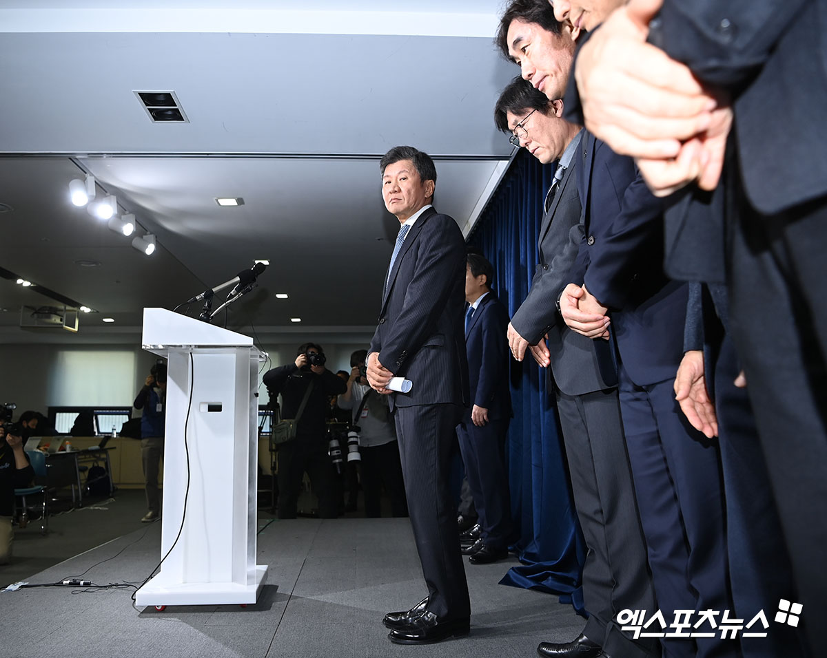 문체부가 홍명보 축구대표팀 감독 선임 파문과 관련해 축구협회에 대해 감사를 하기로 확정했다. 문체부는 앞서 축구협회 운영, 대표팀 선임 과정 등에 부적절한 부분이 있는지 조사하겠다는 방침을 언론을 통해 밝혔는데 문제점을 발견한 뒤 조사를 감사로 바꾸기로 했다. 문체부는 19일 '전날 장미란 차관이 감사 실시를 언급한 시점부터 감사가 확정됐다고 보면 된다'고 했다. 엑스포츠뉴스DB