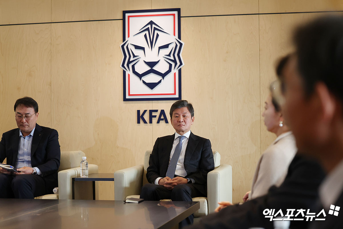 문체부가 홍명보 축구대표팀 감독 선임 파문과 관련해 축구협회에 대해 감사를 하기로 확정했다. 문체부는 앞서 축구협회 운영, 대표팀 선임 과정 등에 부적절한 부분이 있는지 조사하겠다는 방침을 언론을 통해 밝혔는데 문제점을 발견한 뒤 조사를 감사로 바꾸기로 했다. 문체부는 19일 '전날 장미란 차관이 감사 실시를 언급한 시점부터 감사가 확정됐다고 보면 된다'고 했다. 엑스포츠뉴스DB