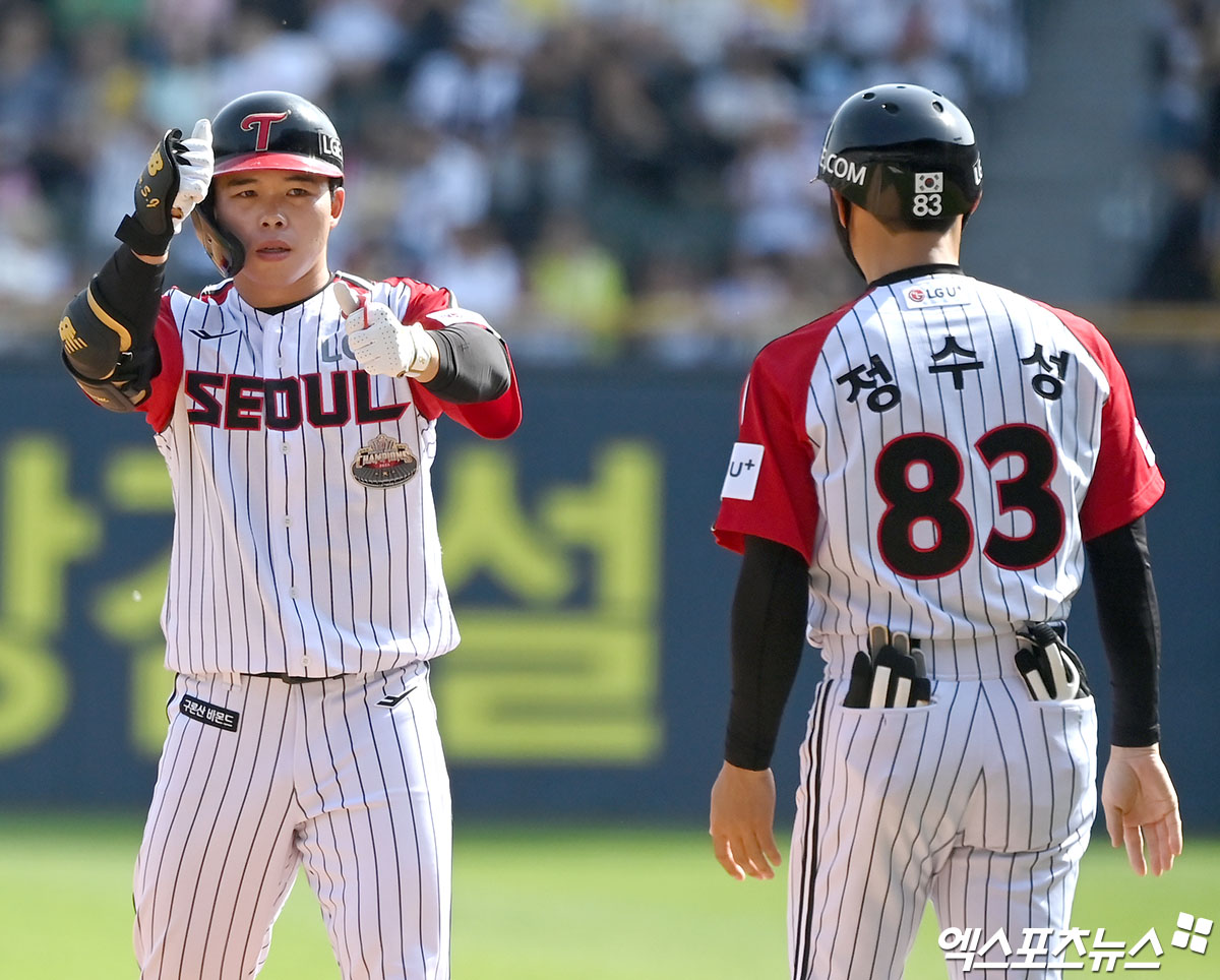 28일 오후 서울 송파구 잠실야구장에서 열린 '2024 신한 SOL Bank KBO리그' KIA 타이거즈와 LG 트윈스의 경기, 5회말 1사 3루 LG 문성주가 1타점 적시타를 날린 후 세리머니를 하고 있다. 엑스포츠뉴스DB