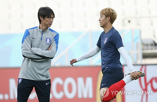 홍명보 축구대표팀 감독이 주장 손흥민과 1시간가량 독대했다. 대한축구협회는 홍 감독이 현지 시간으로 19일 오후 영국 런던 모처에서 손흥민과 만나 1시간 정도 대화를 나눴다고 20일 밝혔다. 연합뉸스