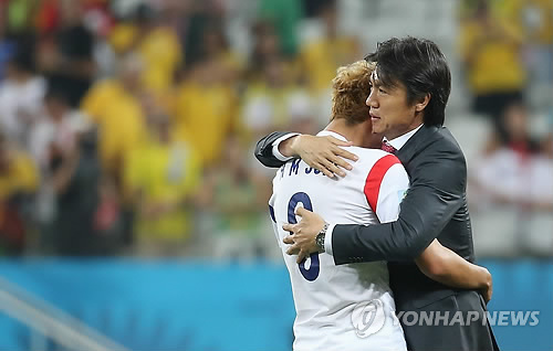 홍명보 축구대표팀 감독이 주장 손흥민과 1시간가량 독대했다. 대한축구협회는 홍 감독이 현지 시간으로 19일 오후 영국 런던 모처에서 손흥민과 만나 1시간 정도 대화를 나눴다고 20일 밝혔다. 연합뉸스