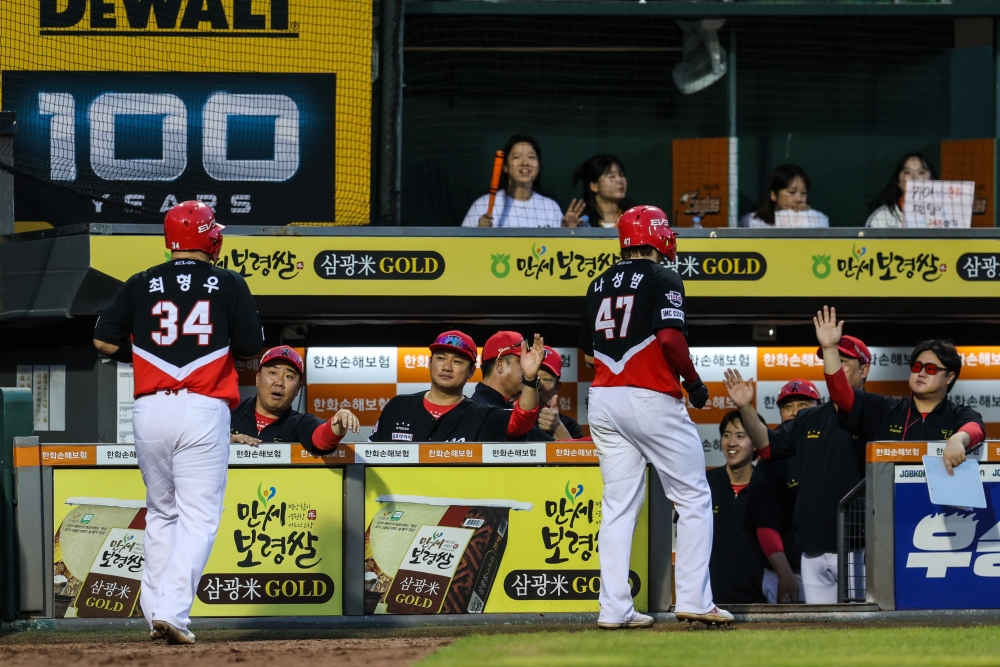 20일 오후 대전한화생명이글스파크에서 열린 '2024 신한 SOL Bank KBO리그' KIA 타이거즈와 한화 이글스의 경기, 5회초 1사 만루 KIA 김태군의 2타점 적시타 때 최형우, 나성범이 득점을 올린 뒤 더그아웃으로 향하고 있다. KIA 타이거즈 제공