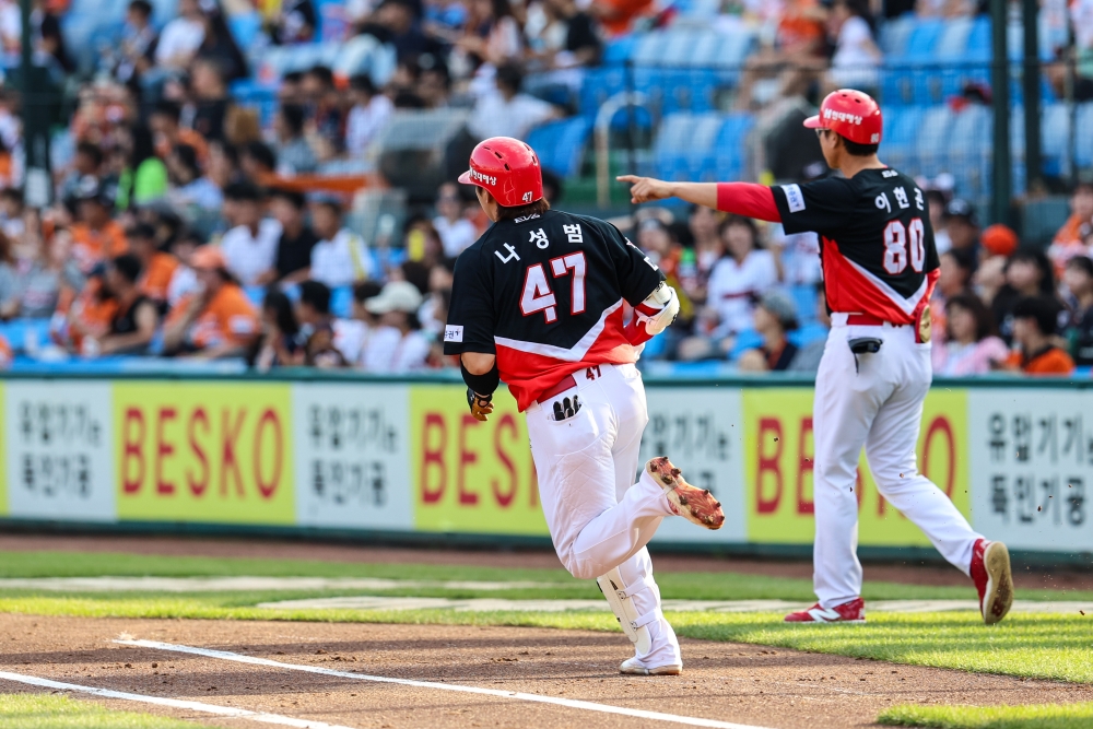 20일 오후 대전한화생명이글스파크에서 열린 '2024 신한 SOL Bank KBO리그' KIA 타이거즈와 한화 이글스의 경기, 1회초 2사 1, 2루 KIA 나성범이 1타점 2루타를 치고 있다. KIA 타이거즈 제공