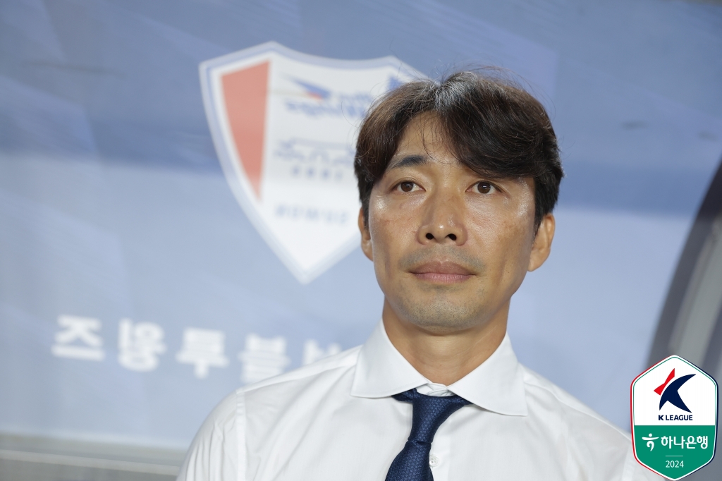 수원 삼성이 두 번의 득점 취소에 울었다. 20일 열린 충북청주FC와의 경기에서 전반전 뮬리치, 후반전 박승수의 득점이 각각 오프사이드와 공격자 파울로 취소되면서 결국 0-0으로 경기를 마쳤다. 수원월드컵경기장에서의 마지막 홈 경기를 마친 수원은 다음 홈 경기 일정인 FC안양전부터 용인미르스타디움을 사용한다. 사진 한국프로축구연맹