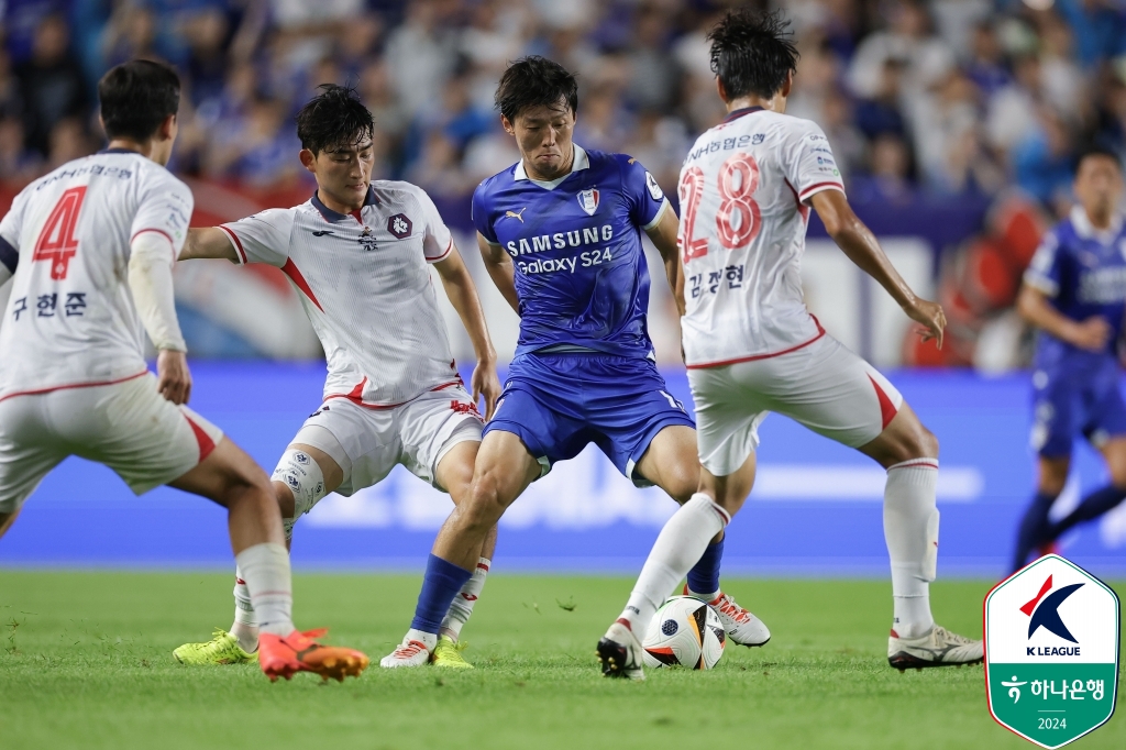 수원 삼성이 두 번의 득점 취소에 울었다. 20일 열린 충북청주FC와의 경기에서 전반전 뮬리치, 후반전 박승수의 득점이 각각 오프사이드와 공격자 파울로 취소되면서 결국 0-0으로 경기를 마쳤다. 수원월드컵경기장에서의 마지막 홈 경기를 마친 수원은 다음 홈 경기 일정인 FC안양전부터 용인미르스타디움을 사용한다. 사진 한국프로축구연맹