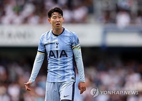 손흥민은 21일 영국 런던에서 열린 토트넘-QPR 친선 경기에서 4-3-3 포메이션의 스트라이커를 맡아 전반전 45분을 누볐으나 빅찬스 2개를 놓치는 등 좋은 모습을 보여주진 못했다. 연합뉴스