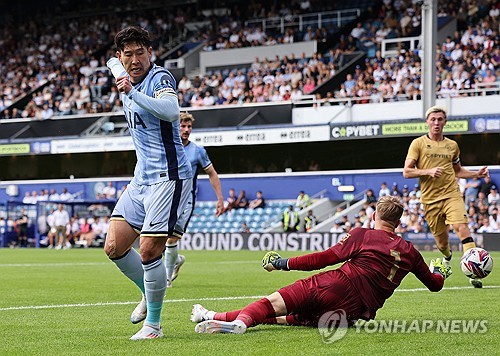 손흥민은 21일 영국 런던에서 열린 토트넘-QPR 친선 경기에서 4-3-3 포메이션의 스트라이커를 맡아 전반전 45분을 누볐으나 빅찬스 2개를 놓치는 등 좋은 모습을 보여주진 못했다. 연합뉴스