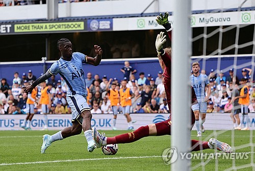 손흥민은 21일 영국 런던에서 열린 토트넘-QPR 친선 경기에서 4-3-3 포메이션의 스트라이커를 맡아 전반전 45분을 누볐으나 빅찬스 2개를 놓치는 등 좋은 모습을 보여주진 못했다. 연합뉴스