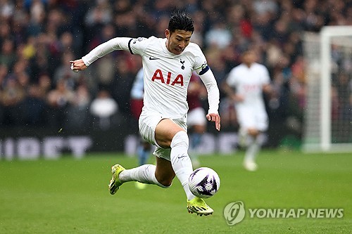 손흥민은 21일 영국 런던에서 열린 토트넘-QPR 친선 경기에서 4-3-3 포메이션의 스트라이커를 맡아 전반전 45분을 누볐으나 빅찬스 2개를 놓치는 등 좋은 모습을 보여주진 못했다. 연합뉴스