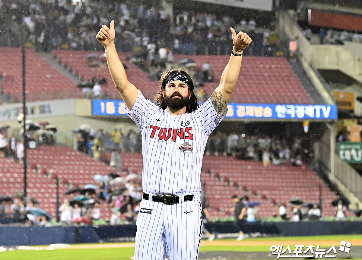 LG 투수였던 켈리는 20일 잠실구장에서 열린 '2024 신한 SOL Bank KBO 리그' 두산전에서 고별전을 치렀다. 이날 경기는 우천 취소됐고, 켈리는 이 경기를 끝으로 약 6년간 LG와 동행을 마무리했다. 엑스포츠뉴스 DB