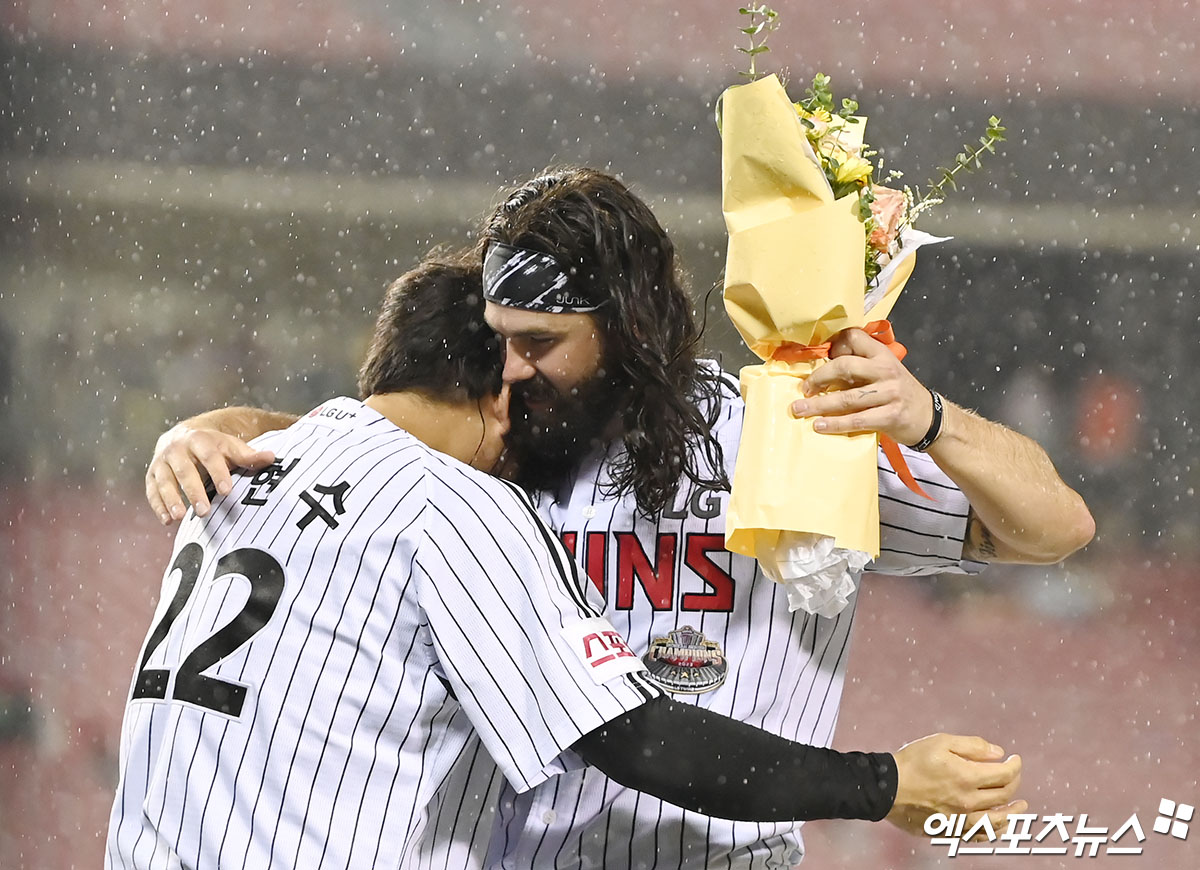 LG 투수였던 켈리(오른쪽)는 20일 잠실구장에서 열린 '2024 신한 SOL Bank KBO 리그' 두산전에서 고별전을 치렀다. 이날 경기는 우천 취소됐고, 켈리는 이 경기를 끝으로 약 6년간 LG와 동행을 마무리했다. 엑스포츠뉴스 DB