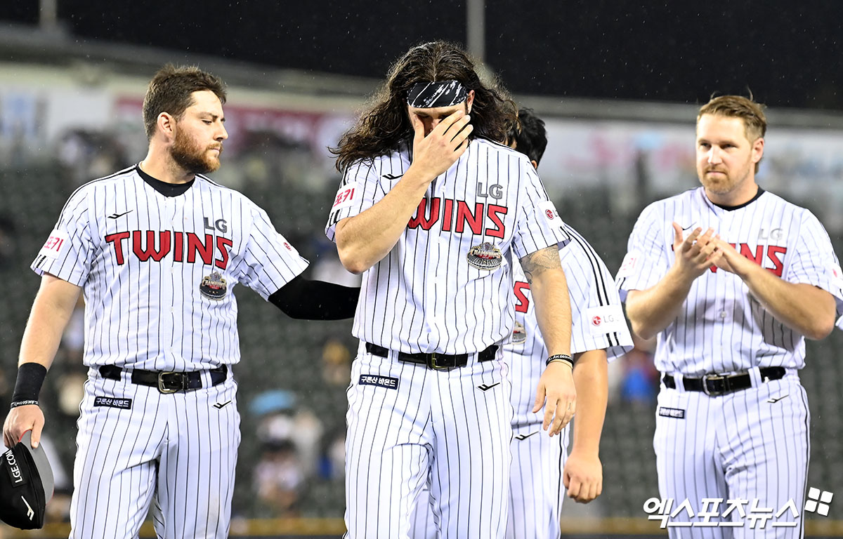 LG 투수였던 켈리(가운데)는 20일 잠실구장에서 열린 '2024 신한 SOL Bank KBO 리그' 두산전에서 고별전을 치렀다. 이날 경기는 우천 취소됐고, 켈리는 이 경기를 끝으로 약 6년간 LG와 동행을 마무리했다. 엑스포츠뉴스 DB