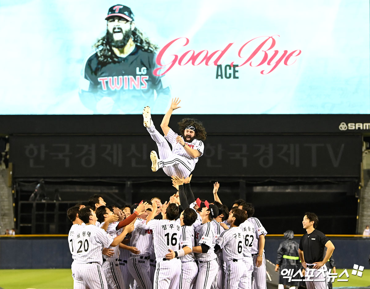 LG 투수였던 켈리는 20일 잠실구장에서 열린 '2024 신한 SOL Bank KBO 리그' 두산전에서 고별전을 치렀다. 이날 경기는 우천 취소됐고, 켈리는 이 경기를 끝으로 약 6년간 LG와 동행을 마무리했다. 엑스포츠뉴스 DB