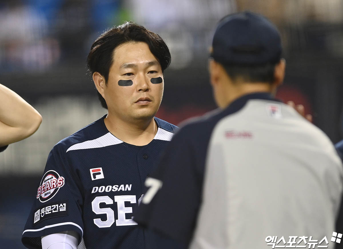 두산 포수 양의지는 21일 잠실구장에서 열릴 '2024 신한 SOL Bank KBO 리그' LG와 주말 3연전 마지막 경기에서 대타로 대기한다. 양의지는 무릎 타박으로 하루 전(20일)에도 휴식했다. 엑스포츠뉴스 DB