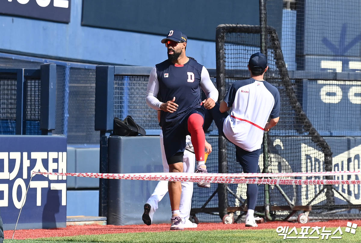 두산 외야수 라모스는 21일 잠실구장에서 열릴 '2024 신한 SOL Bank KBO 리그' LG와 주말 3연전 마지막 경기에서 1번 지명타자로 선발 출전한다. 팔꿈치 통증을 털어내고 선발 라인업에 복귀했다. 엑스포츠뉴스 DB