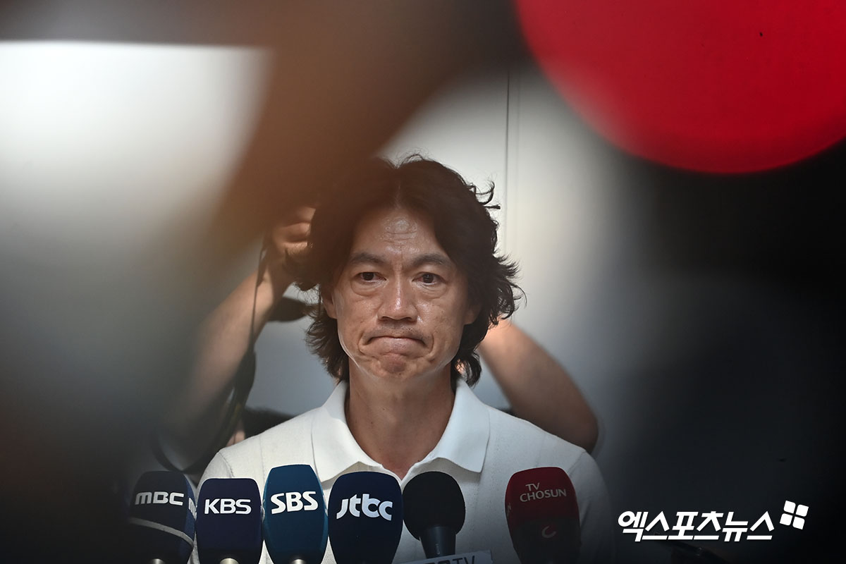 유럽 출장을 떠난 홍명보 축구 국가대표팀 감독이 국가대표팀의 주장 손흥민에 이어 대표팀 핵심 수비수 김민재까지 만났다. 홍 감독은 김민재와 마찬가지로 독일 분데스리가에서 활약 중인 이재성(마인츠)도 만나 대화를 나눌 예정이고, 일정에 따라 세르비아에서 뛰고 있는 황인범과 설영우(이상 츠르베나 즈베즈다)까지 만나날 계획인 것으로 알려졌다. 사진 엑스포츠뉴스 DB