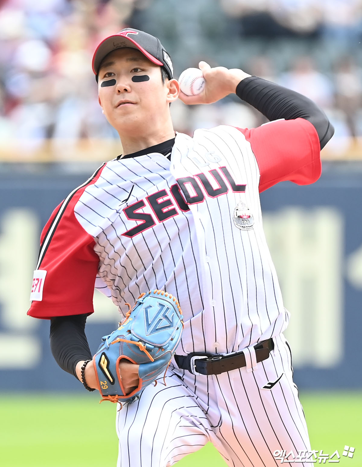 LG 투수 손주영은 21일 잠실구장에서 열린 '2024 신한 SOL Bank KBO 리그' 두산과 주말 3연전 마지막 경기에서 선발 등판했다. 이날 7이닝 3실점으로 역대 개인 한 경기 최다 이닝 투구를 펼쳐 팀 승리에 힘을 보탰다. 엑스포츠뉴스 DB