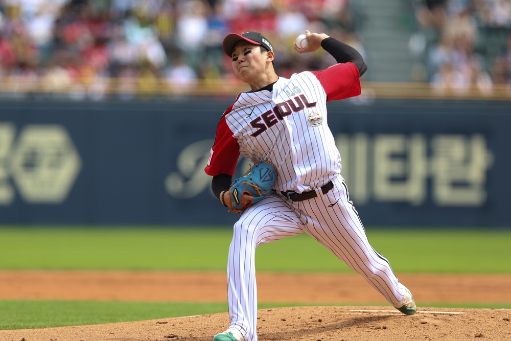 LG 투수 손주영은 21일 잠실구장에서 열린 '2024 신한 SOL Bank KBO 리그' 두산과 주말 3연전 마지막 경기에서 선발 등판했다. 이날 7이닝 3실점으로 역대 개인 한 경기 최다 이닝 투구를 펼쳐 팀 승리에 힘을 보탰다. LG 트윈스