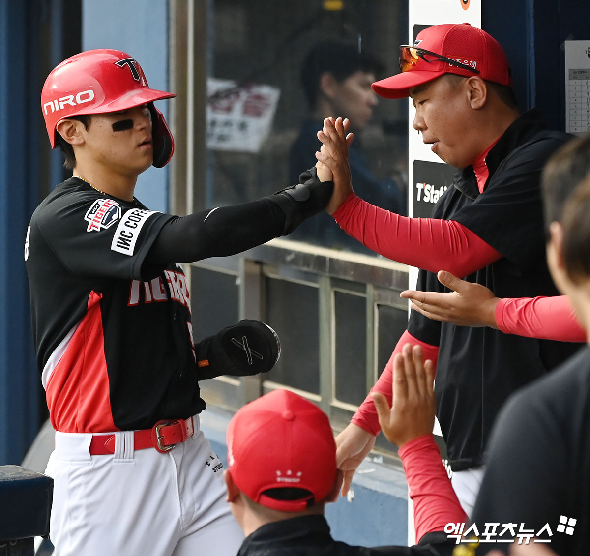 7일 오후 서울 송파구 잠실야구장에서 열린 '2024 신한 SOL Bank KBO리그' KIA 타이거즈와 두산 베어스의 경기, 3회초 2사 1,3루 KIA 김도영이 최형우의 1타점 적시타때 득점에 성공한 후 이범호 감독과 하이파이브를 하고 있다. 엑스포츠뉴스 DB