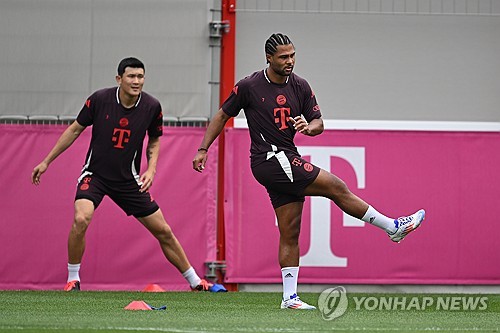 독일 매체 TZ는 21일(한국시간) 바이에른 뮌헨의 수비 괴물이 돌아왔다며 김민재의 프리시즌 훈련 태도를 주목했다. 현재 뮌헨 선수들이 새로운 사령탑 뱅상 콤파니 감독 밑에서 프리시즌 훈련을 소화 중인 가운데 매체는 머리를 짧게 깎고 돌아온 김민재가 훈련에서 좋은 모습을 보여 콤파니 감독과 구단 수뇌부에 긍정적인 인식을 남겼다고 평가했다. 지난 시즌 후반기에 주전 경쟁에서 밀리며 이적설까지 거론됐던 김민재는 새 시즌을 앞두고 프리시즌 초반부터 좋은 인상을 남기면서 다음 시즌 주전 복귀 가능성을 높이고 있다. 연합뉴스