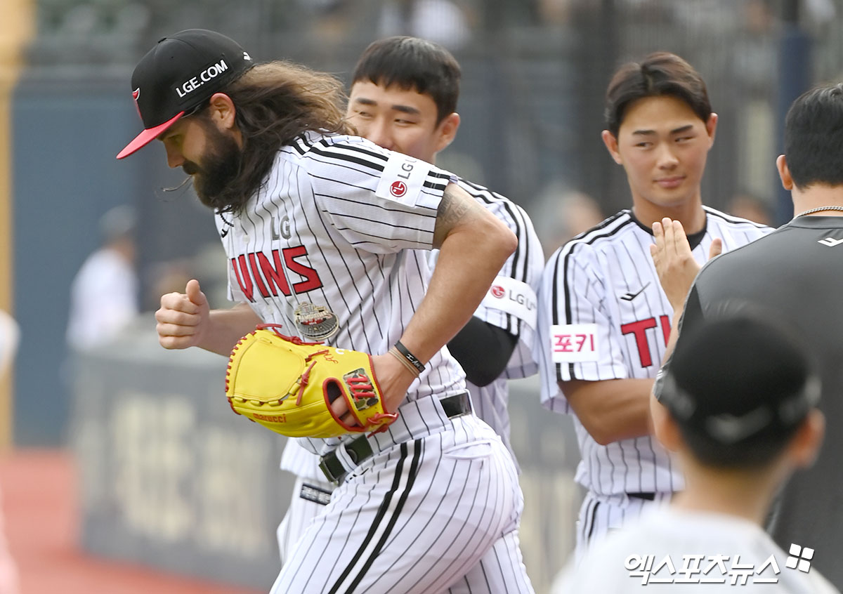 LG 투수였던 켈리는 20일 잠실구장에서 열린 '2024 신한 SOL Bank KBO 리그' 두산전에서 고별전을 치렀다. 이날 경기는 우천 취소됐고, 켈리는 이 경기를 끝으로 약 6년간 LG와 동행을 마무리했다. 엑스포츠뉴스 DB