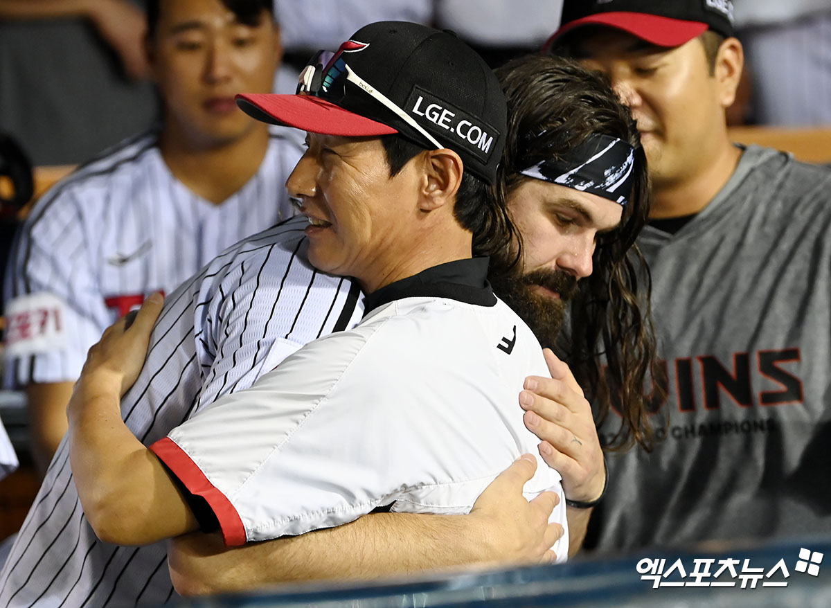 LG 투수였던 켈리는 20일 잠실구장에서 열린 '2024 신한 SOL Bank KBO 리그' 두산전에서 고별전을 치렀다. 이날 경기는 우천 취소됐고, 켈리는 이 경기를 끝으로 약 6년간 LG와 동행을 마무리했다. 엑스포츠뉴스 DB