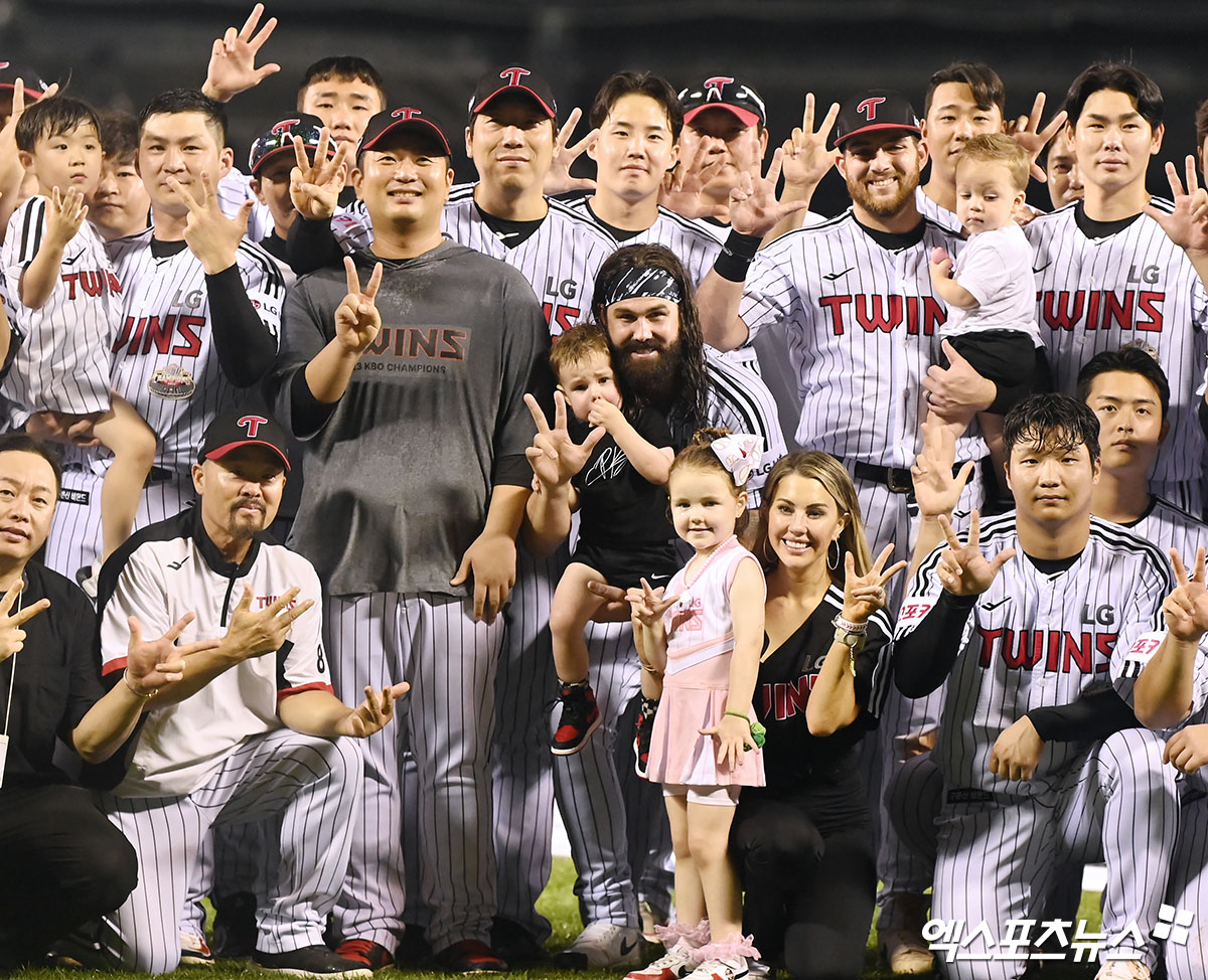 LG 투수였던 켈리(가운데)는 20일 잠실구장에서 열린 '2024 신한 SOL Bank KBO 리그' 두산전에서 고별전을 치렀다. 이날 경기는 우천 취소됐고, 켈리는 이 경기를 끝으로 약 6년간 LG와 동행을 마무리했다. 엑스포츠뉴스 DB