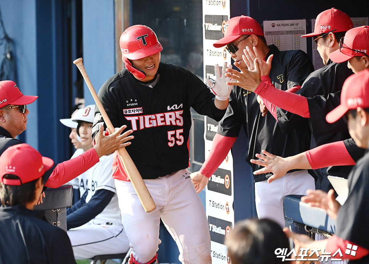 8일 오후 서울 송파구 잠실야구장에서 열린 '2024 신한 SOL Bank KBO리그' KIA 타이거즈와 두산 베어스의 경기, 3회초 2사 KIA 한준수가 솔로 홈런을 날린 후 더그아웃에서 하이파이브를 하고 있다. 엑스포츠뉴스 DB