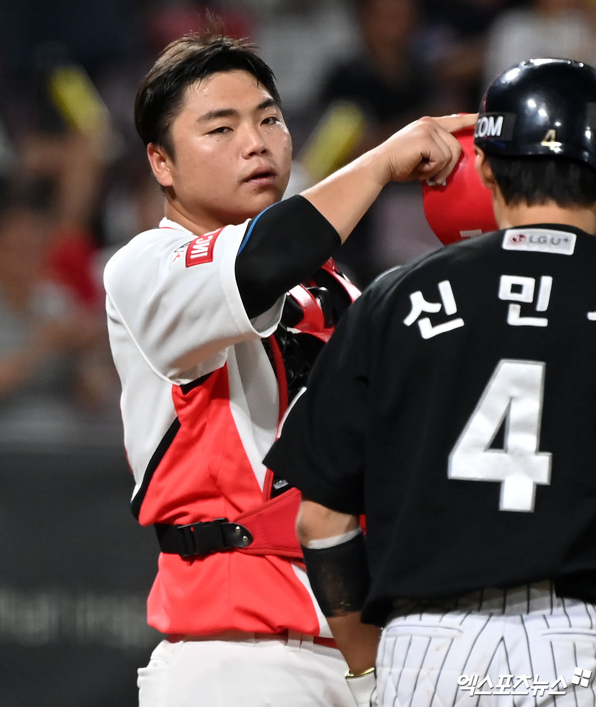 20일 오후 광주기아챔피언스필드에서 열린 '2024 신한 SOL Bank KBO리그' LG 트윈스와 KIA 타이거즈의 경기, 7회초 1사 2,3루 KIA 한준수가 LG 문보경을 견제로 아웃시킨 후 땀을 닦고 있다. 엑스포츠뉴스 DB