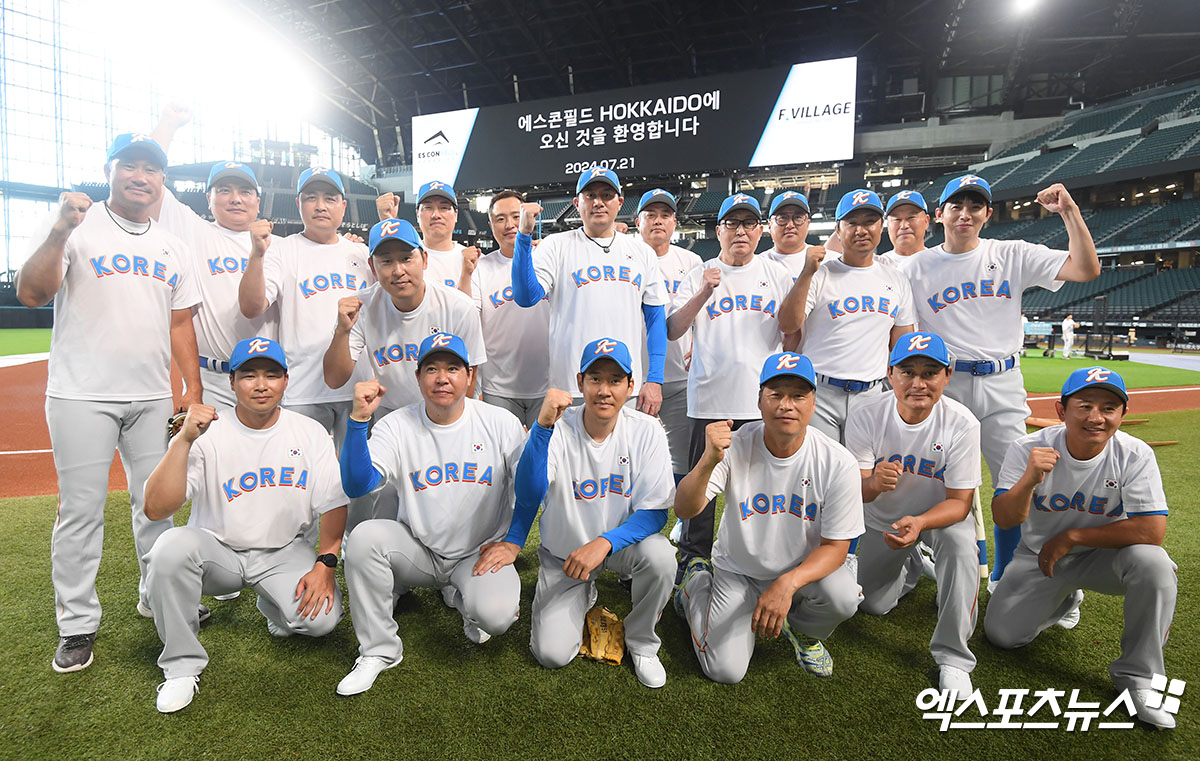 21일 일본 홋카이도 에스콘필드에서 열린 한일 드림 플레이어즈 게임 공식훈련에 참석한 김인식 감독 및 선수들이 기념촬영을 갖고 있다. 사진공동취재단