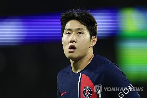 파리 생제르맹(PSG)이 이강인에 대한 거액의 제안을 거절했다. 이강인은 한때 이적설에 시달리며 한 시즌 만에 PSG를 떠날 수 있다는 우려가 제기되기도 했으나, PSG가 높은 금액에도 이강인을 지키겠다는 의사를 명확하게 하면서 지난 시즌을 통해 이강인에게서 가능성을 본 루이스 엔리케 감독이 이강인을 다음 시즌 자신의 플랜에 포함시킬 거라는 추측을 할 수 있다. 사진 연합뉴스